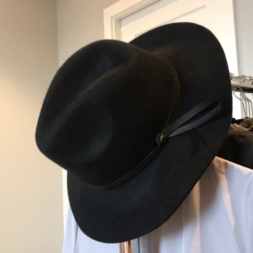 BLACK WIDE BRIM HAT